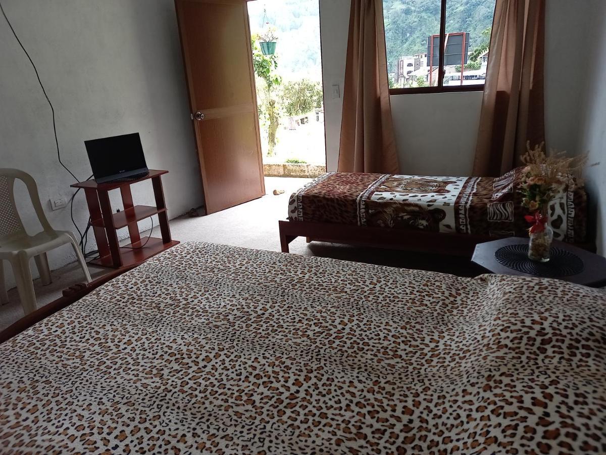 Montano Camping & Hostel Baños Екстериор снимка
