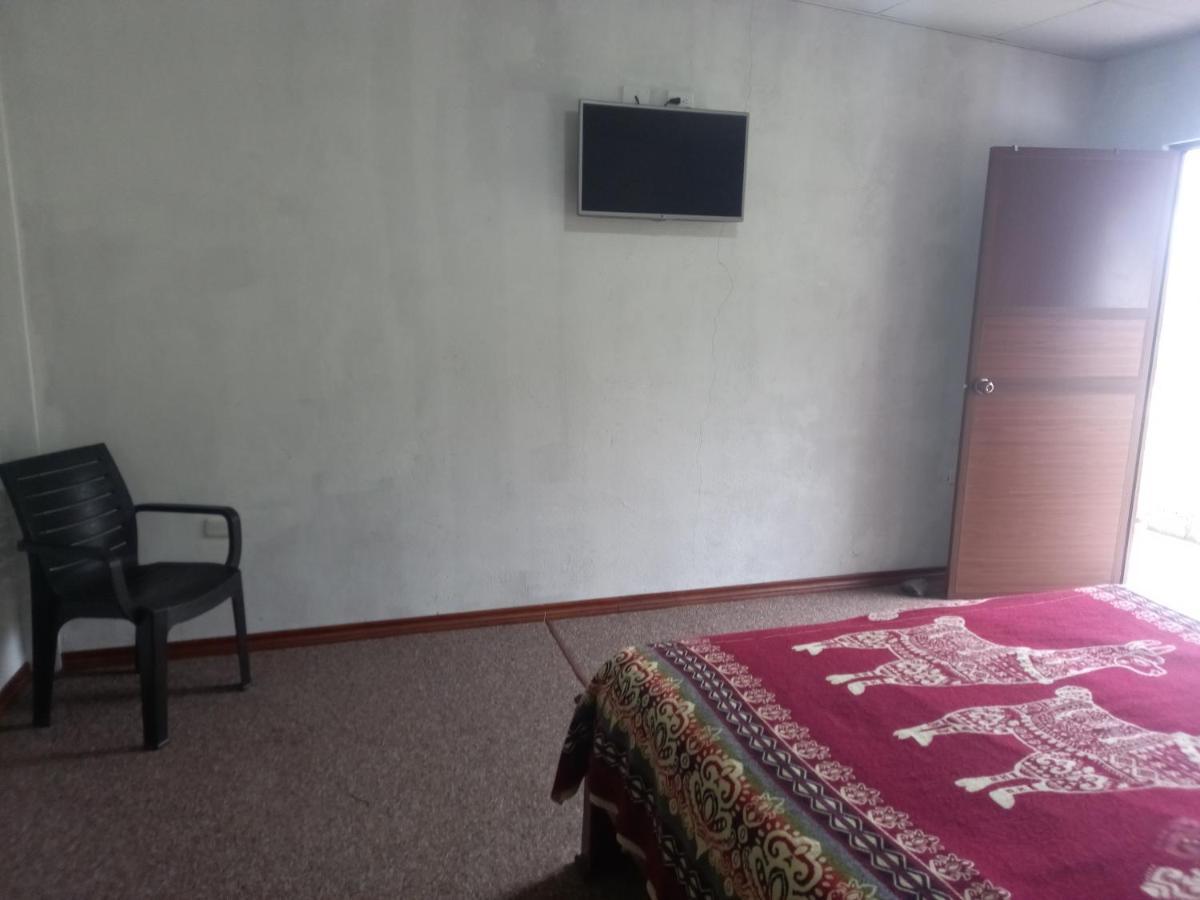 Montano Camping & Hostel Baños Екстериор снимка